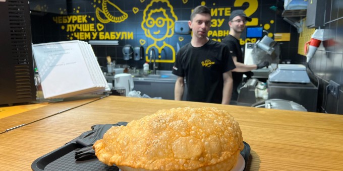 Что внутри самого большого чебурека в Минске!