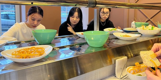 Недорогая китайка: поесть с конвейера мясо в хот-поте от пуза за 22 рубля в кафе «Цзен Хэ»