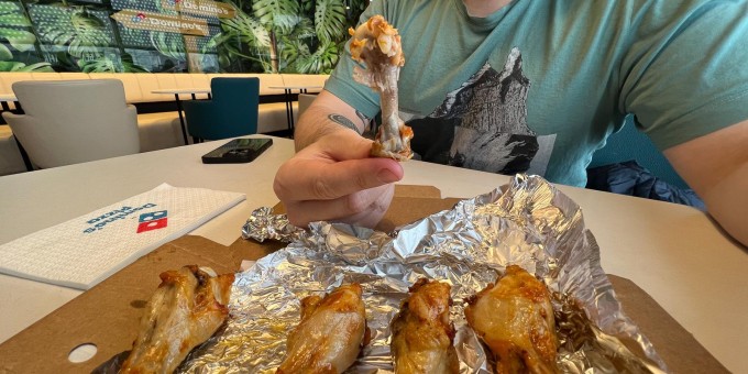 Как нас разводят в заведениях! Ищем самые вкусные жареные куриные крылья в городе