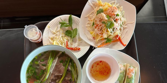 Сколько стоит целый стол еды в новом культурном кафе вьетнамских приключений «Сен Ханой», где готовят при тебе