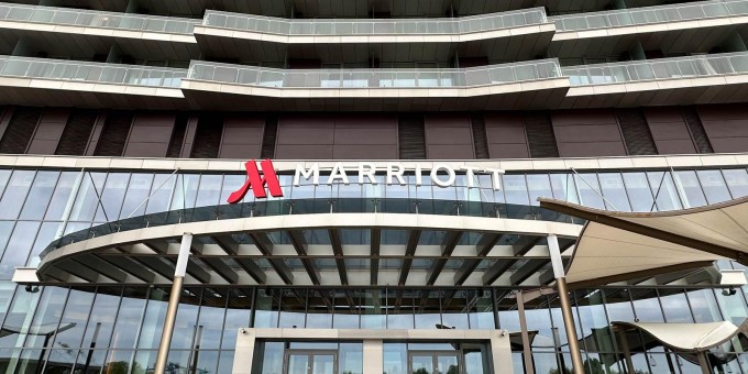 Есть в отеле «Марриотт» вип-зал, где за фиксированную сумму пьёшь сколько хочешь и ешь