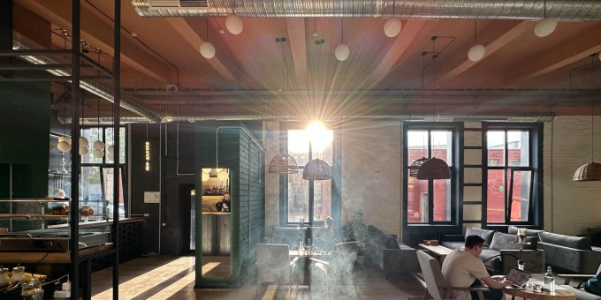 Первая в городе лаунж-кофейня-кальянная «Всё просто» с диванами и бабушкиными коврами