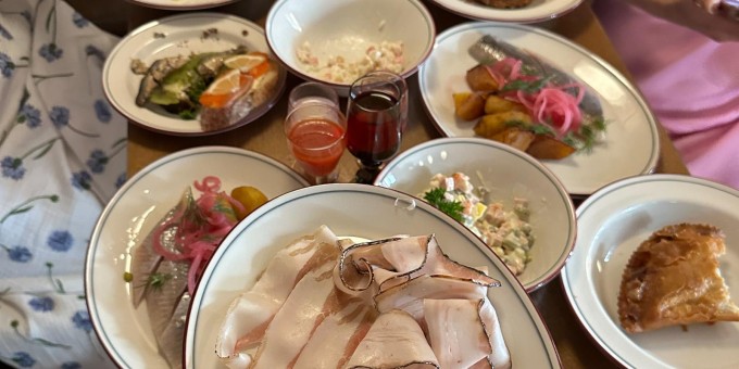 Крабовый салат, стейк из колбасы, сало и настойки - это всё новый буфет-бар недорогой домашней кухни «Салют»