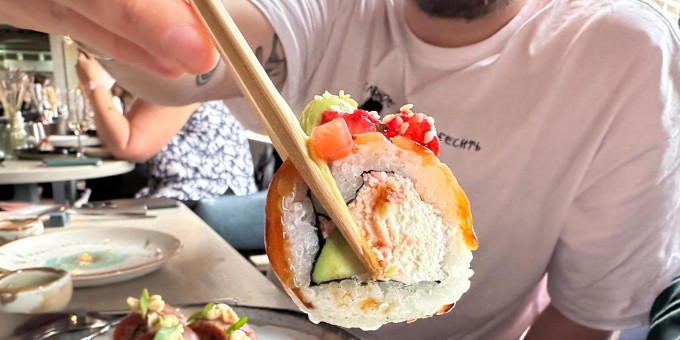 Проверяем социальную акцию два рыбных ролла плюс два просекко за 25 рублей в кафе «Невинный бар»