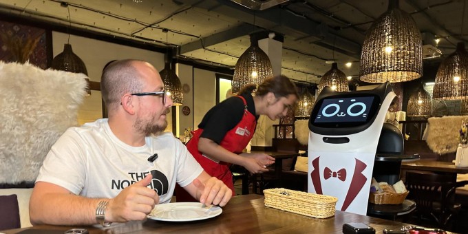 Первый робот будет забирать работу у официантов в «Хинкальне». Проверили, на что он способен