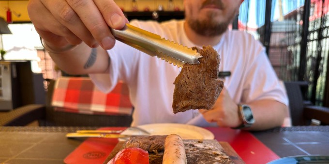 Где можно пожарить себе еду: тестим мясо на вулканическом камне в ресторане «101»