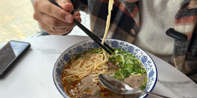 Как это можно съесть?! Тестим лапшу в новой китайской рамённой «Сидзи» вместо «Юнион Кофе»