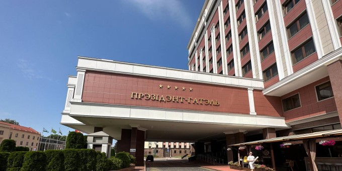 Вино по 1,20 рубля за бокал, шампанское за 2,40 рубля на новой летней террасе «Президент-Отеля»