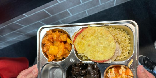 Что входит в обеденный поднос еды китайского гостеприимства за 11 рублей во втором кафе «Мисc Ли»