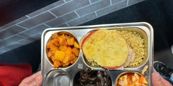 Что входит в обеденный поднос еды китайского гостеприимства за 11 рублей во втором кафе «Мисc Ли»