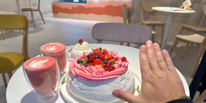 Где в Минске отведать самую большую еду: король круассанов, шесть литров капучино, лодка из хачапури и десерт Павлова