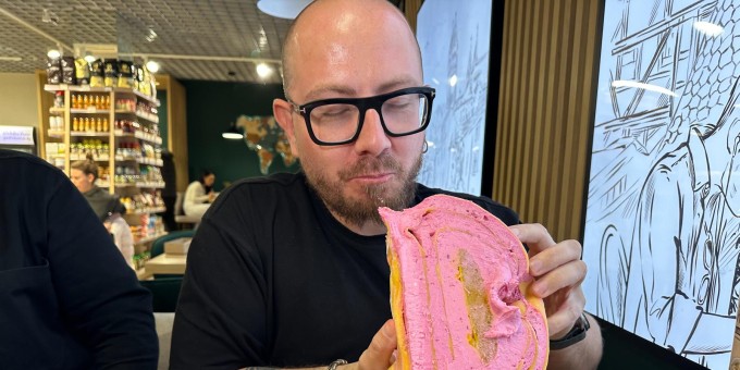 Проверяем, что внутри сладкой матрёшки-моти весом в 4 килограмма из магазина продуктов «Шедевры вкуса»