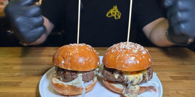 Что бы вы выбрали за 25 рублей: два крафтовых бургера, восемь чизбургеров или девять чикенбургеров?