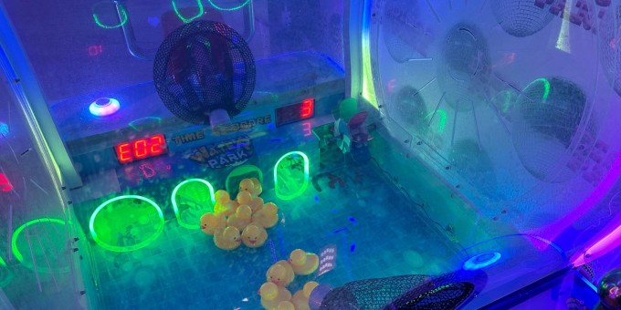 Где детям и взрослым хорошо. Случайно забрели в неоновый «Диско парк» - играй, сколько хочешь за 12 рублей в час