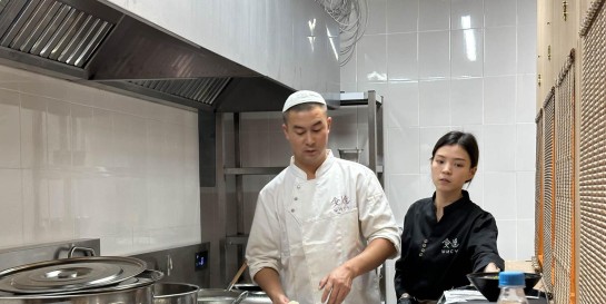 Как в Китае. Проверяем, как работает первое окно выдачи прям в стол большого супа от мастеров «Шису»