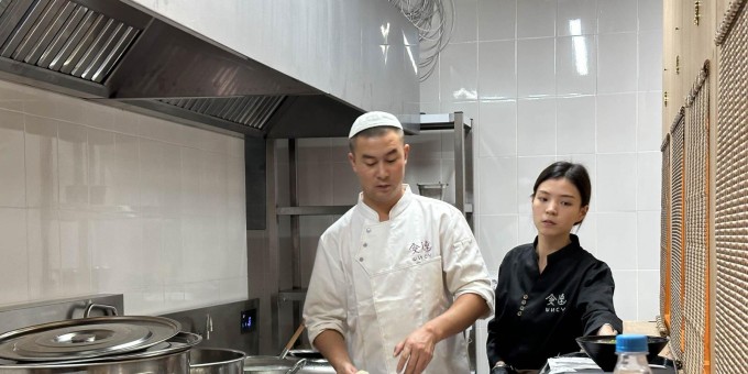 Как в Китае. Проверяем, как работает первое окно выдачи прям в стол большого супа от мастеров «Шису»