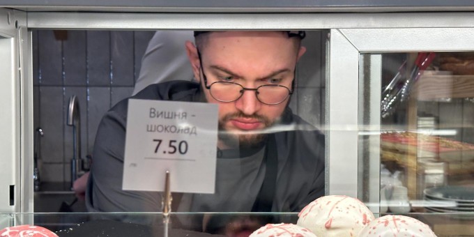 Какой мёд дают жужжащие «Пчёлы» в новом кафе-пекарне с красивым видом на проспект от «Васильков»