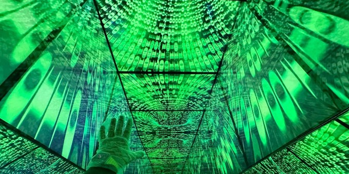 Тестим новый зеркально-неоновый «Мир иллюзий», откуда сложно выйти без эмоций и 25 рублей