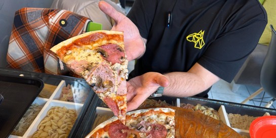 Как выглядит пицца в самой старой пиццерии Минска, которая смогла выжить. Тестим «Маргариту»