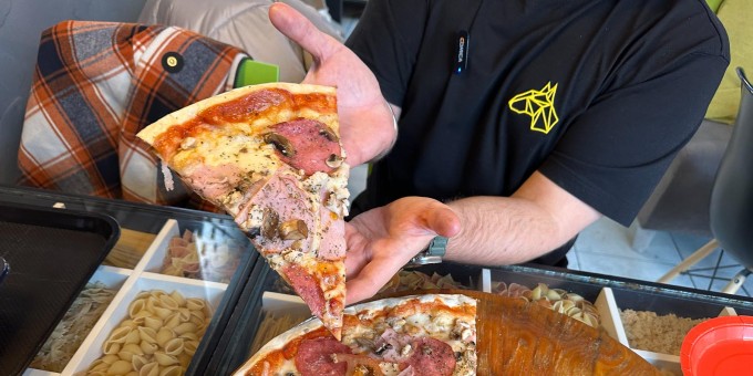 Как выглядит пицца в самой старой пиццерии Минска, которая смогла выжить. Тестим «Маргариту»