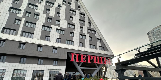 Показываю, что внутри нового торгового центра «Першы гандлёвы дом» только с белорусской продукцией