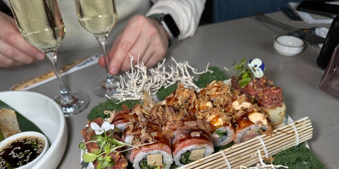 Большой суши-сет за 39 рублей к 14 февраля в «Невинном баре», желатиновые котики и винные безлимиты по фон Клаузевицу