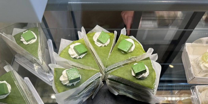 Таких китайских десертов вы ещё не ели. Забрёл в опять новую кофейню «Тинико» на луковый рулет и моти с морской солью!