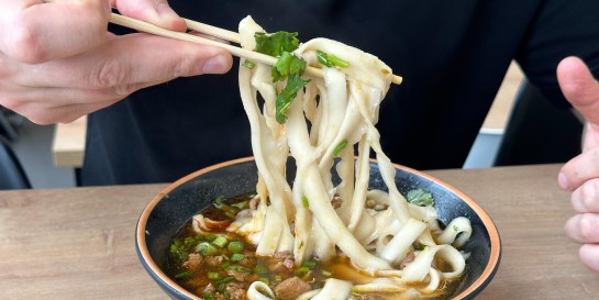 Проверяем новую китайскую суповую «Ти энд Милк», где лапшу стругают прямо в бульон, как на рубанке Папы Карло