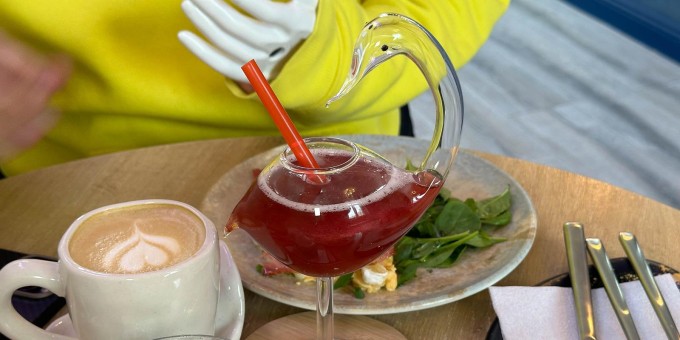 Капуч испить и карты Таро разложить - испытываем судьбу в новом магическом кафе «Утопия» с красивой посудой