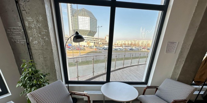 Мы ждём фрилансеров со своими ноутбуками, но есть одно но! Новая большая кофейня «Чёрнобелый» в «Маяк Минск»