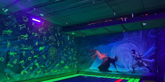 Вспотеть на полу - это лава и побегать в виртуальной реальности, расстреливая зомби за 15 рублей в час в «Неон парке»