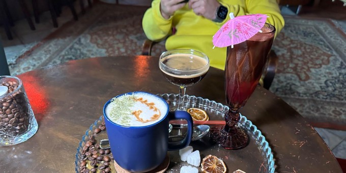 К каждому кофе бесплатный десерт, живые качели, комната для игры в Мафию и это новый странный «Театр кофе»