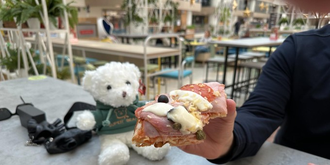 Три мясные пиццы с нашими колбасами на хрустящем тесте за 49 рублей - это законно! Пришли за «Римской пиццей»