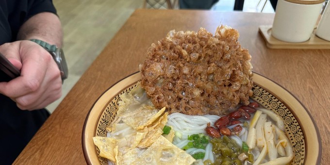 Что в тарелке новой китайской лапшичной с большими порциями супов по 13 рублей за литровую миску с яичной губкой