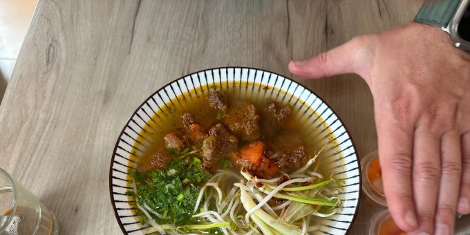 Первый в городе нерыночный «Сайгон» с вьетнамским домашним Фо Бо. Сколько стоит поесть в новом кафе «Мисс Фо»