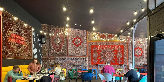 Как рай в шалаше с пошлыми коктейлями, розовыми сырниками и завтраками в новом кафе «Беламур» на Октябрьской