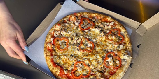 Сколько стоит самому собрать себе пиццу в новой пиццерии «Пазл Пицца» под куполом «Комаровского рынка»