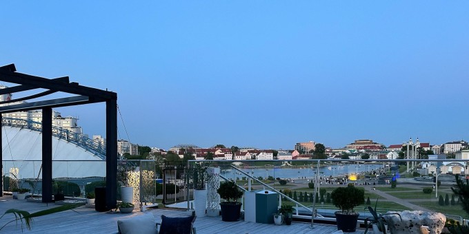 Где в центре на открытом воздухе позаниматься йогой, позагорать и покурить кальян. Нашли новый лаунж «Вайтпоинт»