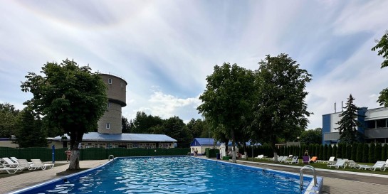 Лучшее место для отдыха на шезлонге у воды под солнцем за 25 рублей весь день - это «Олимпийский» в Минске