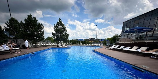 Сколько стоит отдохнуть у нового лакшери бассейна со ста шезлонгами и баром на берегу СПА «Робинсон клуб»