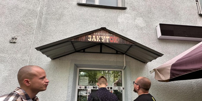 Нашли закусочную «Закуток» с домашней уличной едой. Коробка пельменей за 4 рубля, пошлый хот-дог - 3,50 рубля