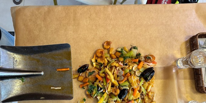 Подача еды на лопате, как из китайских ТикТоков теперь и у нас! Тестим морепродукты прямо со стола в кафе «Цзян Хэ»