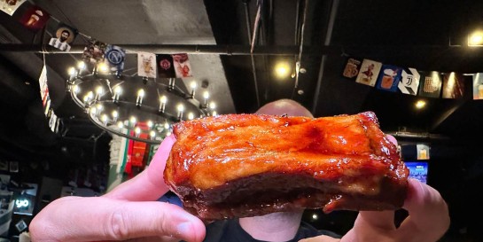 Где посмотреть чемпионат Европы по футболу и съесть два бургера по цене одного. Тестим белорусско-ирландский «Паб 12»