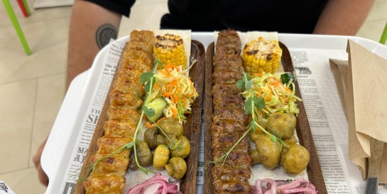 Что из необычного попробовать на фудкорте в торговом центре «Грин Сити»: доска кебабов, богатый Том Ям или плов