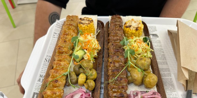 Что из необычного попробовать на фудкорте в торговом центре «Грин Сити»: доска кебабов, богатый Том Ям или плов