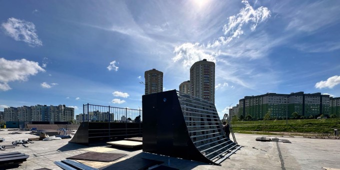 Посмотрели как выглядит самый большой открытый скейт-парк в Минске за обновлённым парком имени Уго Чавеса