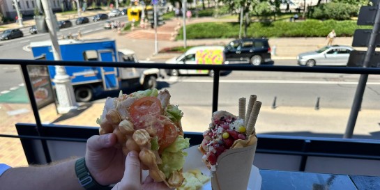 Самая необычная терраса в виде двухэтажного вагончика появилась под отелем «Европа». Там ещё и вафли пекут!