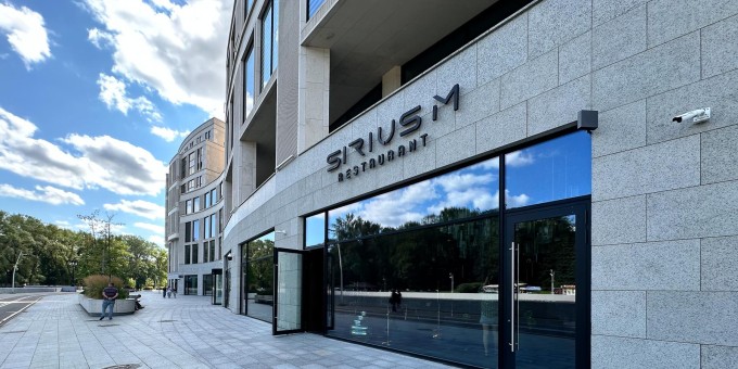 Как будто инопланетяне похитили. Чем кормят в новом большом ресторане «Сириус М» с придуманной кухней