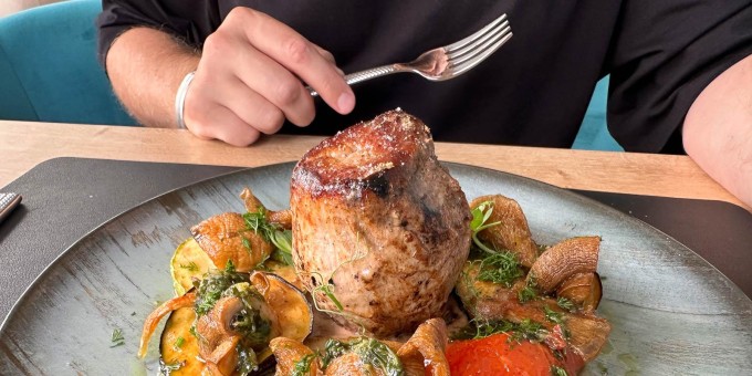 А из кого будет стейк с гарниром за 28 рублей? Тестим новый вигвам «Настроение есть» на Октябрьской