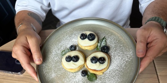 Завтраки с 8 утра, японский сэндвич, вкусный кофе, вино и паста. Сколько стоит поесть в новом «Кофейном посольстве»